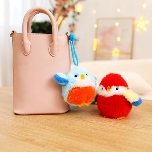 Porte-clés oiseaux en peluche ronds mignons en bleu et rouge à texture douce