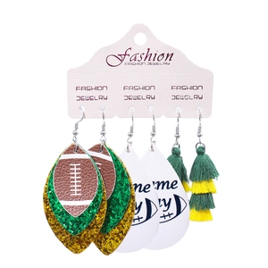 Dettaglio set di orecchini da football a goccia con paillettes e nappe colorate a frangia