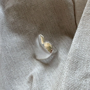 Detailed close-up of S925 sterling silver heart ring with hammer texture and mirror finish