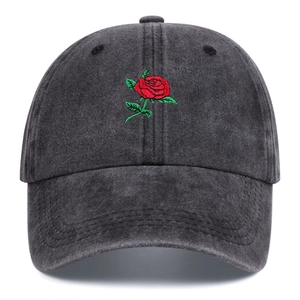 Berretto da baseball in denim lavato nero con ricamo rosa rossa dettagliato sul davanti