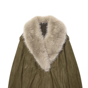Veste en daim vert olive pour femme avec un col luxueux en fausse fourrure gris clair