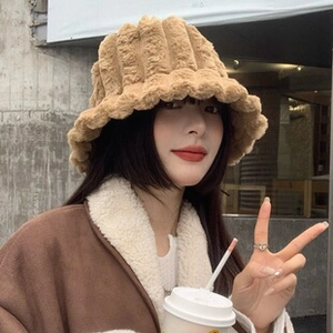 Détail d'un chapeau bob en peluche marron chaud avec texture côtelée verticale pour l'hiver