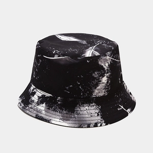 Vue détaillée d'un chapeau bob réversible avec motif de vache abstrait noir et blanc