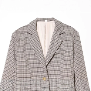 Klassischer Hahnentritt-Blazer in Braun und Grau mit Einknopf-Verschluss auf weißem Grund