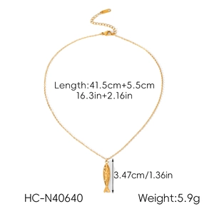 Dimensions détaillées du collier pendentif poisson en acier doré 18 carats et son poids