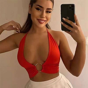 Détail d'un crop top rouge dos nu avec un anneau métallique central et décolleté en V