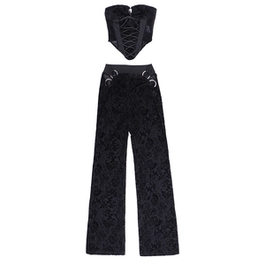 Détail d'un haut bustier en velours noir avec laçage et pantalon large assorti