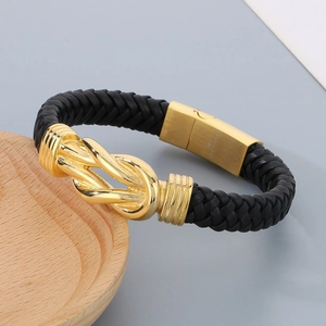 Détail du bracelet en cuir noir avec nœud infini doré et fermoir magnétique en acier 316L
