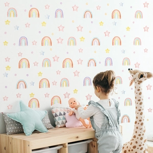 Aquarell Regenbogen und Sterne Wandtattoo für Kinderzimmer Dekoration auf weißer Wand