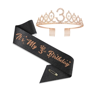 Détail de la couronne en strass or rose avec chiffre 3 et écharpe d'anniversaire noire à paillettes