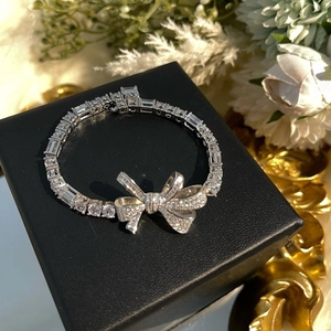 Bracelet tennis à nœud en argent avec zircons blancs sur une boîte cadeau noire