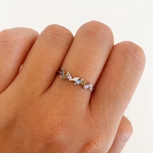 Bague élégante en argent avec zircons colorés taille marquise en forme de vague