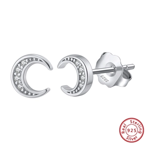 Détail macro des boucles d'oreilles lune en argent S925 serties de zircons cubiques
