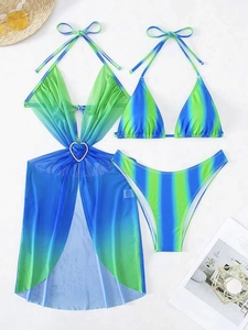 Details des dreiteiligen Ombré-Bikinis mit transparentem Überwurf und Herz-Strass-Schnalle