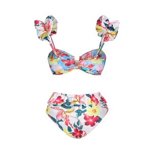 Détail d'un bikini floral deux pièces avec bretelles à volants et culotte haute tropicale