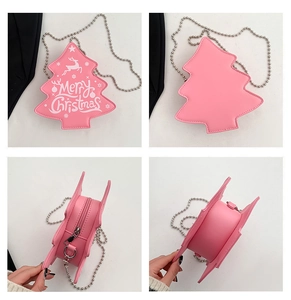 Détails du sac bandoulière rose en forme de sapin de Noël avec chaîne et motif d'élan