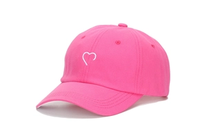 Détail de la casquette de baseball rose en coton avec cœur blanc brodé sur le devant