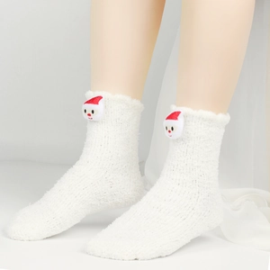Detailansicht der weißen Plüsch-Korallenfleece-Socken mit 3D-Weihnachtsmann-Dekoration