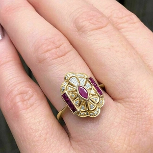 Bague vintage dorée avec rubis marquise et diamants pour tenue de soirée chic