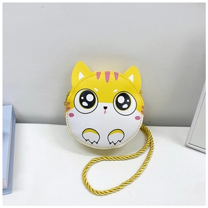 Détail d'un sac bandoulière chat jaune pour fille avec bandoulière tressée dorée