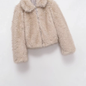 Veste chic en fausse fourrure avoine avec col à revers classique et fermeture éclair