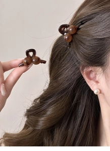 Mini pince à cheveux perle ambrée montrant les détails de coiffure sur un modèle