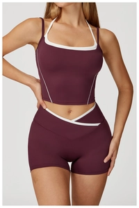 Détail d'un ensemble de yoga bordeaux avec passepoil blanc et short à taille haute en V