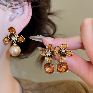 Detail of amber flower earrings with pearl and square gemstone pendants in 18K gold plating