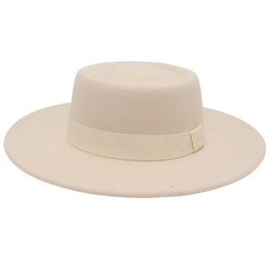 Detailansicht des Wollfilzhutes mit breiter Krempe und eleganter Bandschleife in Beige