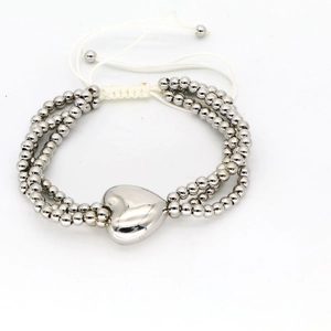 Bracciale multistrato a perle argentate con ciondolo a cuore e cordino intrecciato