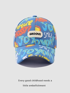 Détail de la casquette bleue style graffiti avec écusson logo Groove en cuir cousu