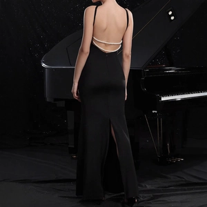 Détail de la robe noire dos nu avec chaînes de perles doubles et ourlet en queue de poisson