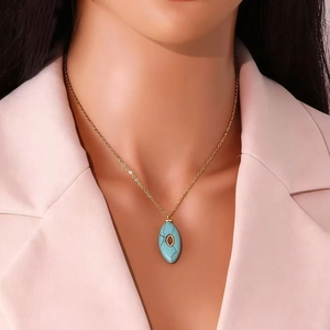 Collier doré avec pendentif ovale en pierre turquoise au design bohème vintage chic