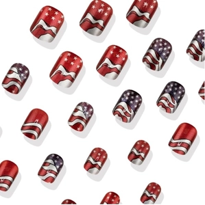 Unghie finte corte quadrate con glitter rosso blu argento motivi a stelle e strisce USA