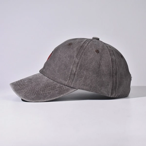 Dettaglio del cappellino da baseball in tela di cotone grigio scuro lavato con ricamo