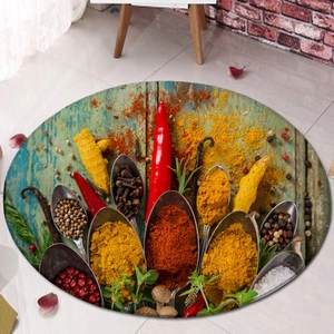 Detalle de alfombra ovalada de franela con estampado vívido de especias de chile y cúrcuma