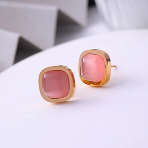 Détails des boucles d'oreilles carrées dorées avec pierre œil de chat rose translucide