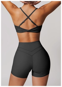 Vue arrière d'un ensemble de yoga noir avec brassière à bretelles croisées et short de fitness