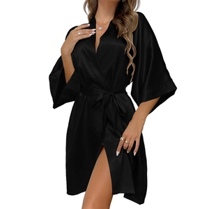 Peignoir court en satin noir pour femme avec manches kimono et ceinture à nouer