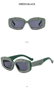 Detailansicht der grünen Strass-Sonnenbrille mit schwarzen Gläsern von vorne und der Seite