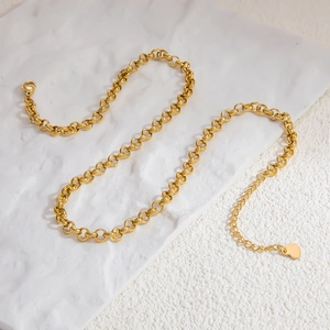 Detail of 18k gold-plated stainless steel chain with lobster clasp and heart pendant