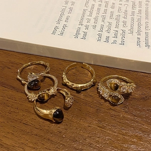 Set di anelli vintage placcati in oro con occhio di tigre e zirconi su legno