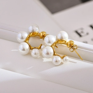 Elegant C-shaped gold cluster earrings with irregular white pearls in vintage style