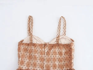 Dettaglio di fiori 3D e pois neri sull'abito a spalline in mesh beige