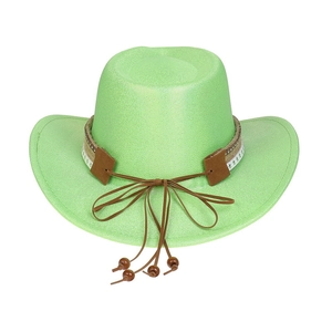 Détail d'un chapeau de cowboy vert vif avec ruban à étoiles et jugulaire à perles en bois