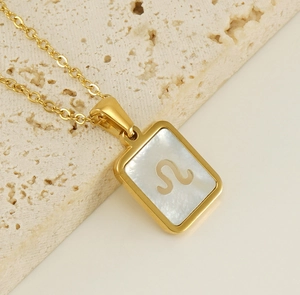 Vue détaillée du collier constellation Lion en or 18K avec incrustation en nacre