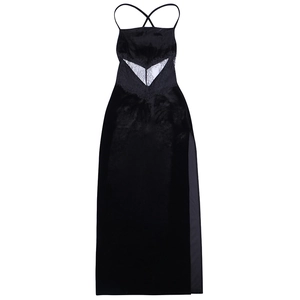 Robe longue élégante en velours noir avec dentelle, décolleté en V et fente haute