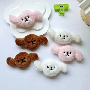 Charmants chiots en peluche rose blanc et marron sur un plateau décoratif en pierre blanche