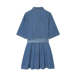 Blaues kurzärmeliges Jeanskleid mit Gürtel an der Taille und klassischer A-Linie