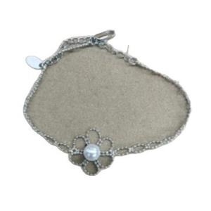 Silbernes Blumenarmband mit Perlenmitte und verstellbarem Kettenverschluss Design